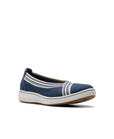 Clarks Women's Cloud Steppers Breeze Sky Air Closed Toe Shoes In Navy Textile