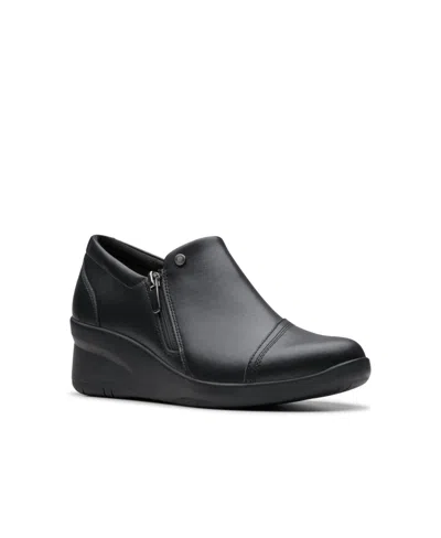 CLARKS WOMEN'S COLLECTION SUTTYN ZIP SHOES