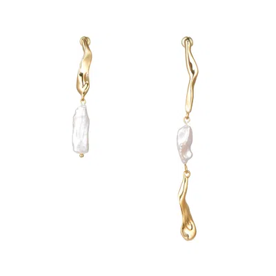 CLASSICHARMS WOMEN'S GOLD ASYMMETRICAL MOLTEN BAROQUE PEARL EARRINGS