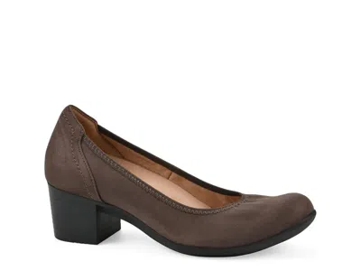 Cliffs By White Mountain Tripton Pump In Brown