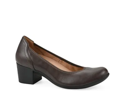 Cliffs By White Mountain Tripton Pump In Brown