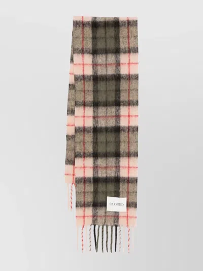 Closed Cozy Plaid Wool Scarf With Fringed Edges In Brown