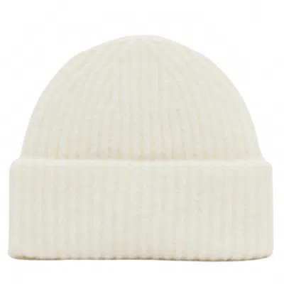 Closed Knitted Hat In Ecru In Beige