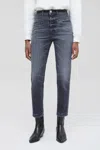 CLOSED PEDAL PUSHER TAPERED JEAN IN DARK GREY