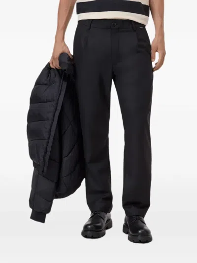 Closed Pleated Tapered Trousers In Black