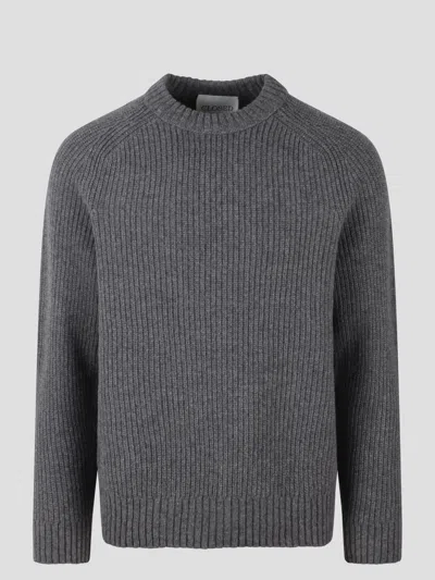 Closed Round Neck Sweater In Grey