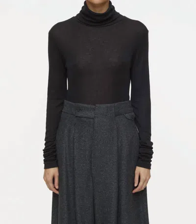 Closed Turtleneck Longsleeve In Black