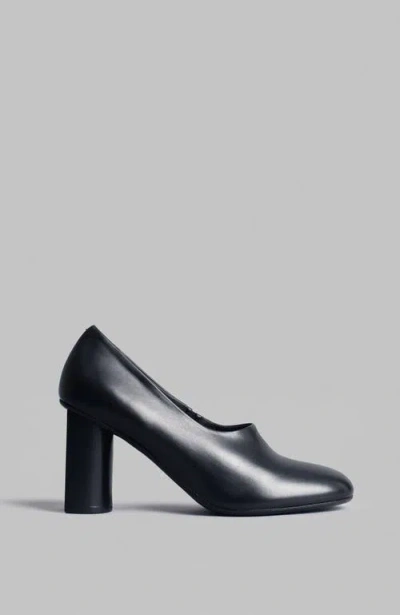 Co Round Toe Mid Heel Pump In Black