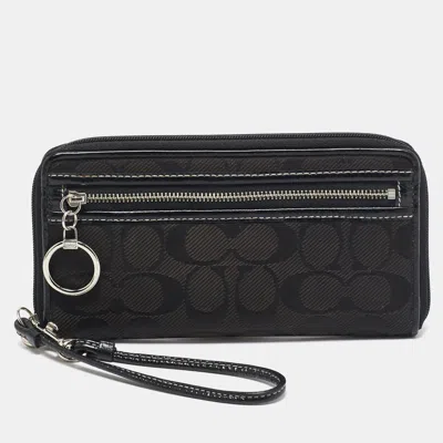 Pre-owned Coach Black Signature Canvas And Patent Leather Wristlet Wallet