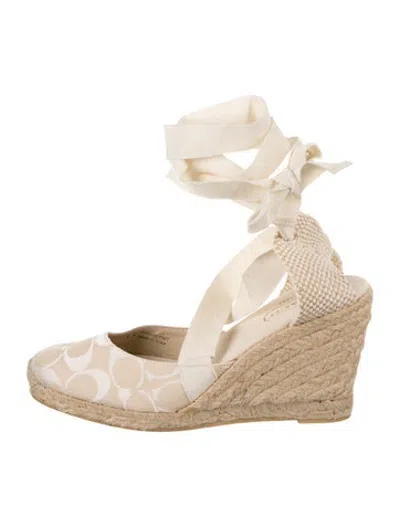 Pre-owned Coach Canvas Patterned Pumps In Neutrals