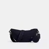 Coach Hall Weiche Slingbag Aus Signature-jacquard In Blue