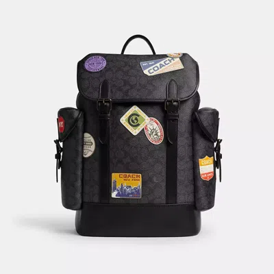 Coach Hitch Rucksack Aus Signature Canvas Mit Aufnähern