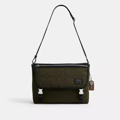 Coach Kuriertasche Aus Signature-nylon In Green
