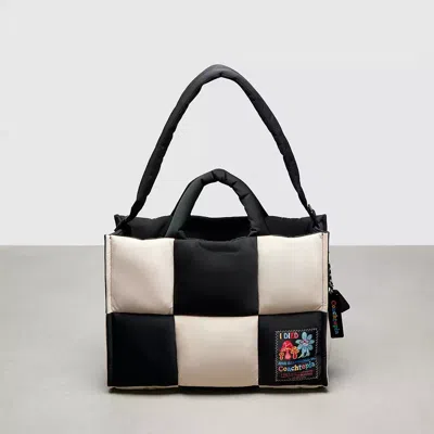 Coach Topia Loop Tote Aus Recyceltem Polyester Mit Steppung Im Schachbrettmuster In Black/white
