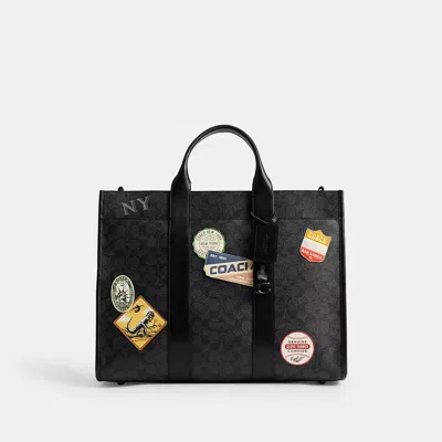 Coach Wesley Tote Aus Signature Canvas Mit Aufnähern