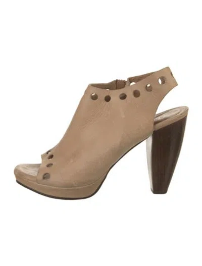 Pre-owned Coclico Leather Slingback Pumps In Neutral