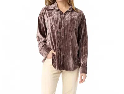 Coco + Carmen Avyanna Crinkle Velour Button Front Top In Mocha Mousse In Brown