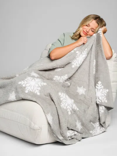 Comfrt Faux Fur Blanket In Gray