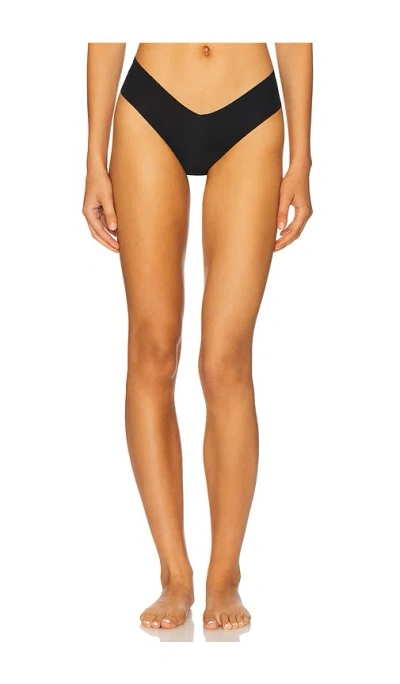 Commando Invisible Rib Thong In Black