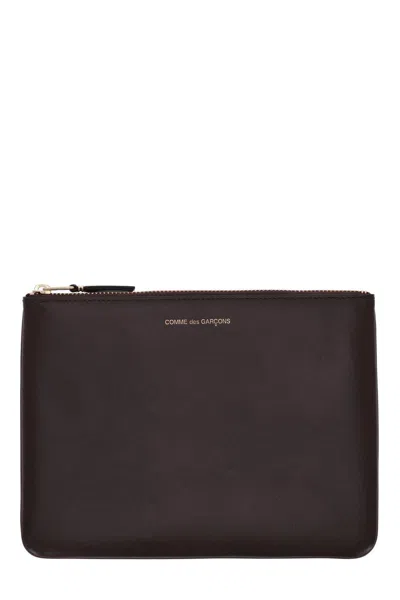 Comme Des Garçons Logo Detailed Zipped Wallet In Brown