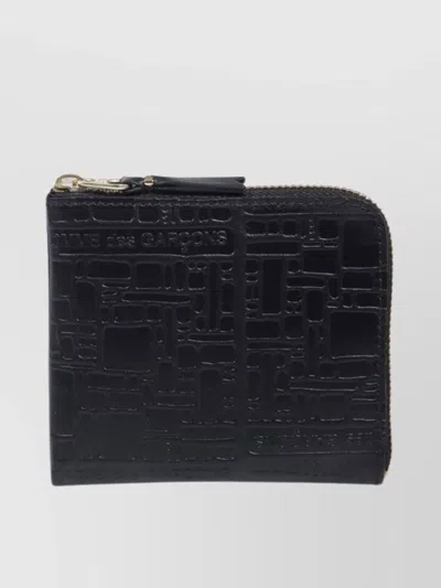 Comme Des Garçons Small Zip Wallet Embossed Logotype In Black