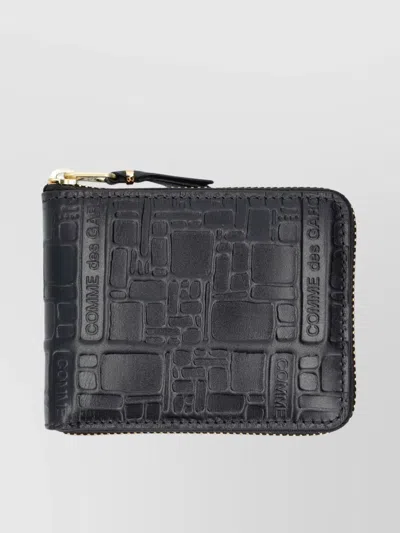 Comme Des Garçons Zipper Wallet With Embossed Design In Black