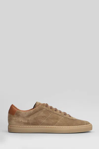 COMMON PROJECTS FIELD TRAINER SNEAKERS IN CAMEL SUEDE