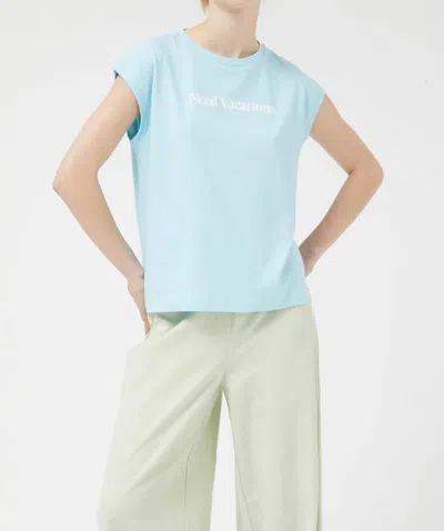 Compañía Fantástica Need Vacations Cap Tee In Aqua In Blue