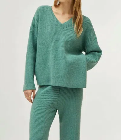 Compañía Fantástica V-neck Sweater In Green