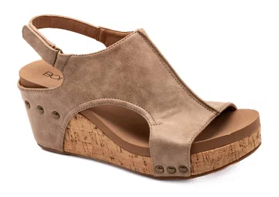 CORKYS FOOTWEAR WOMEN'S CARLEY WEDGE SANDAL IN CAMEL