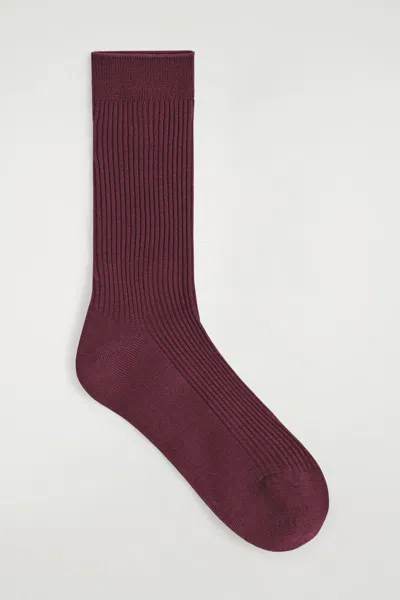 Cos Chaussettes En Soie Côtelée In Rouge