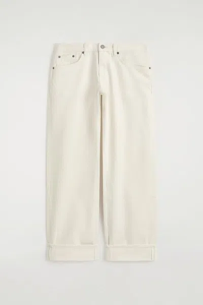 Cos Jeans Folde A Gamba Curva Con Risvolto In Bianco