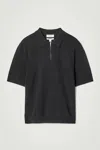 Cos Polo In Maglia Con Mezza Cerniera Taglio Regolare In Nero