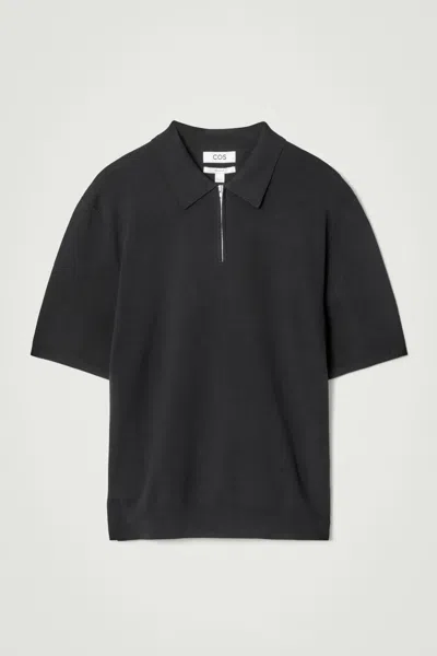 Cos Polo In Maglia Con Mezza Cerniera Taglio Regolare In Nero