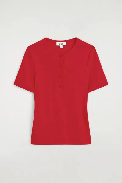 Cos T-shirt Henley Côtelé In Rouge