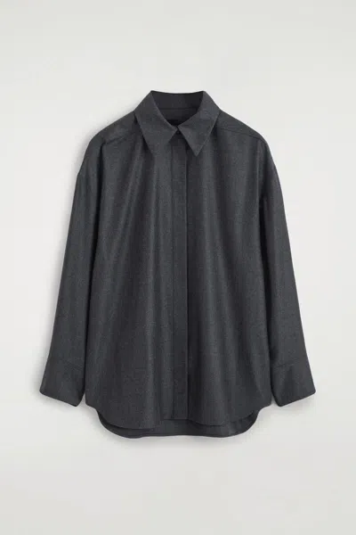 Cos Camicia In Flanella Di Lana Con Colletto Ad Ala In Grigio