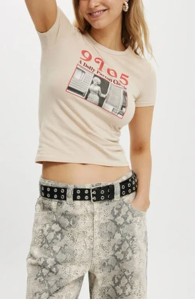 Cotton On Fitted Lcn Graphic Longline Tee In Lcn Dol Dolly 9 To 5  Stone