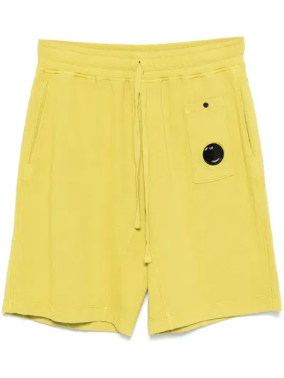 C.p. Company Fleece-cargoshorts Mit Linsen-detail In Grün