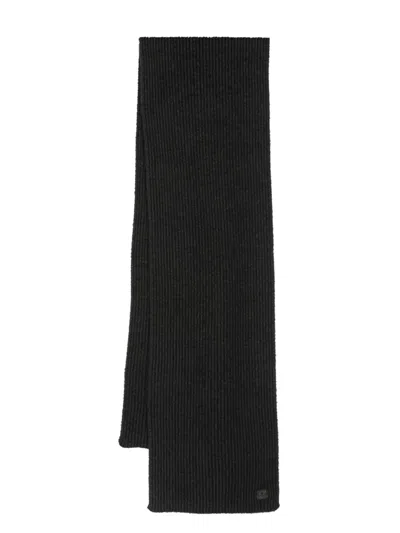 C.p. Company Logo-tag Ribbed Scarf In 黑色