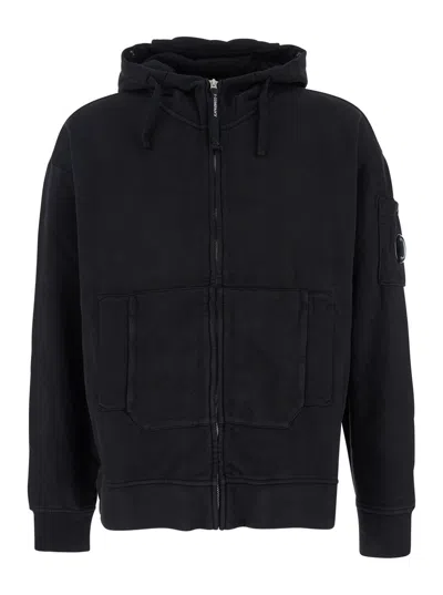 C.P. COMPANY C.P. COMPANY MEN BLACK SWEATSHIRT WITH LOGO PLAQUE ON THE SLEEVE AND GOOGLE DETAIL ON THE HOOD IN CO