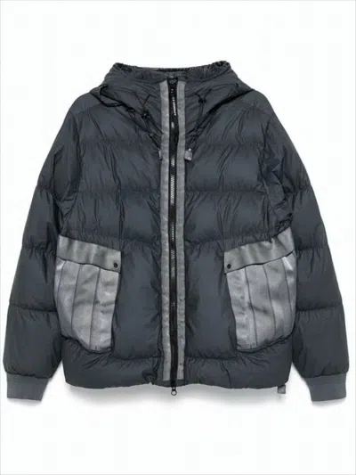 C.P. COMPANY QUILTED BLACK DOWN JACKET WITH ADJUSTABLE HOOD AND RIBBED CUFFS