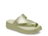 Crocs Getaway Metallic Platform Toe Loop In Green