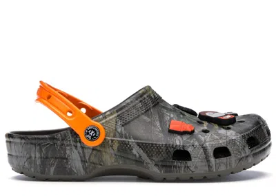 Pre-owned Crocs Men's  Classic Clog Luke Combs Camo Sneakers In Realtree/orange