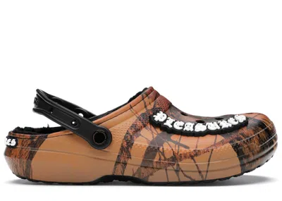 Pre-owned Crocs Men's  Classic Clog Pleasures X Mossy Oak Sneakers In Orange/black
