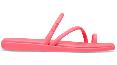 CROCS WOMEN'S MIAMI TOE LOOP SANDAL; GUAVA, W10