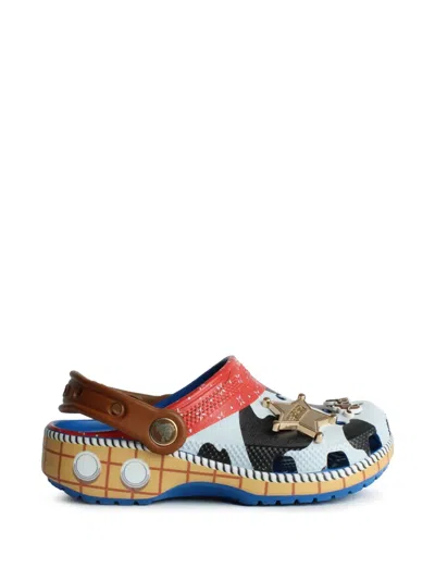 Crocs Kids' X 디즈니 픽사 토이 스토리 셰리프 우디 클래식 클로그 샌들 In Multi