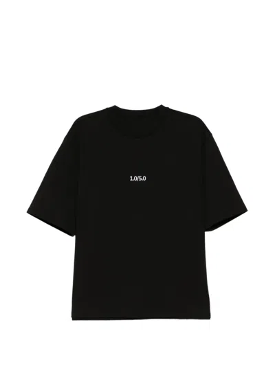 Croquis 넘버 자수 티셔츠 In Black