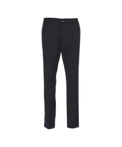 Cruna Chino Pants With Discreet Pleats And Clean Waistband In Black