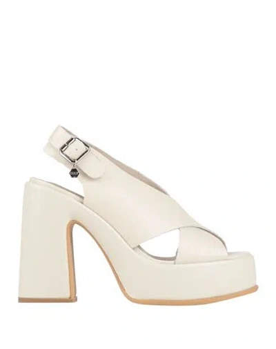 Cult Woman Sandals Off White Size 8 Leather