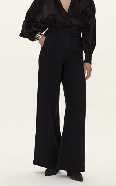 Curatoria Moda Operandi In Black